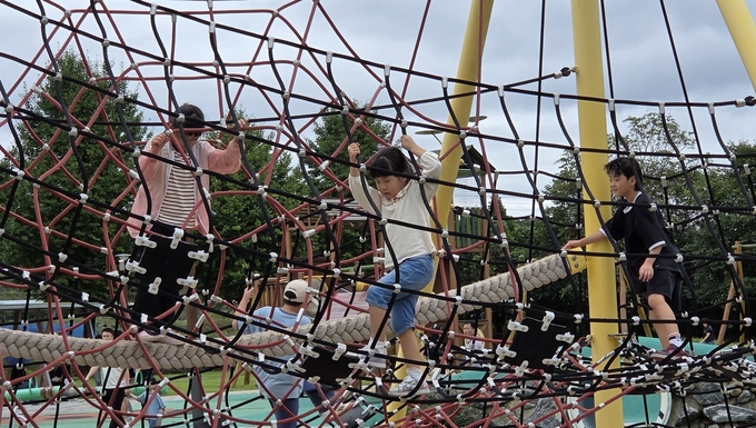 ▲ 아이들이 8일 보현산녹색체험터에서 스파이더 놀이를 즐기고 있다. 권오석 기자