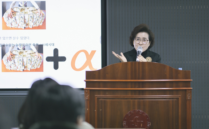 ▲ 고산도서관은 제29회 노인의 날을 앞둔 지난 9월 30일 지역 어르신과 주민을 대상으로 ‘웰다잉- 품위 있는 죽음 준비, 무엇을 해야 할까’를 주제로 한 강연을 개최했다. 사진은 강연하는 홍영숙 대한웰다잉협회 대구지부장.