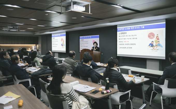 ▲ 홍영숙 대한웰다잉협회 대구지부장이 제29회 노인의 날을 앞둔 지난 9월 30일 고산도서관에서 지역 어르신과 주민을 대상으로 ‘웰다잉- 품위 있는 죽음 준비, 무엇을 해야 할까’를 주제 강연을 하고 있다.