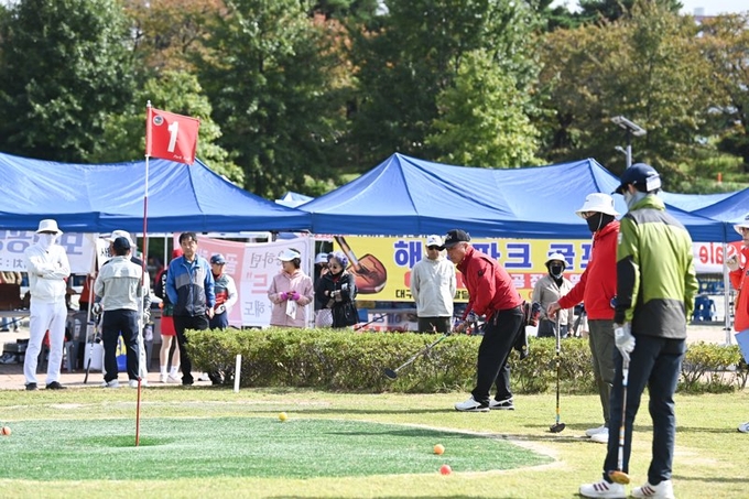 ▲ 구미동락파크골프장에서 구미배 전국파크골프대회 결승전에 참가한 선수들이 신중하게 퍼팅을 하고있다. 구미시