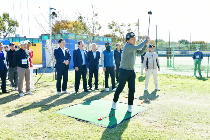 ▲ ‘제7회 경산시장배 파크골프 대회’가 지난 27일 경산하양물빛파크골프장에서 개최됐다. 조현일 경산시장이 시타를 하고 있다. 경산시.