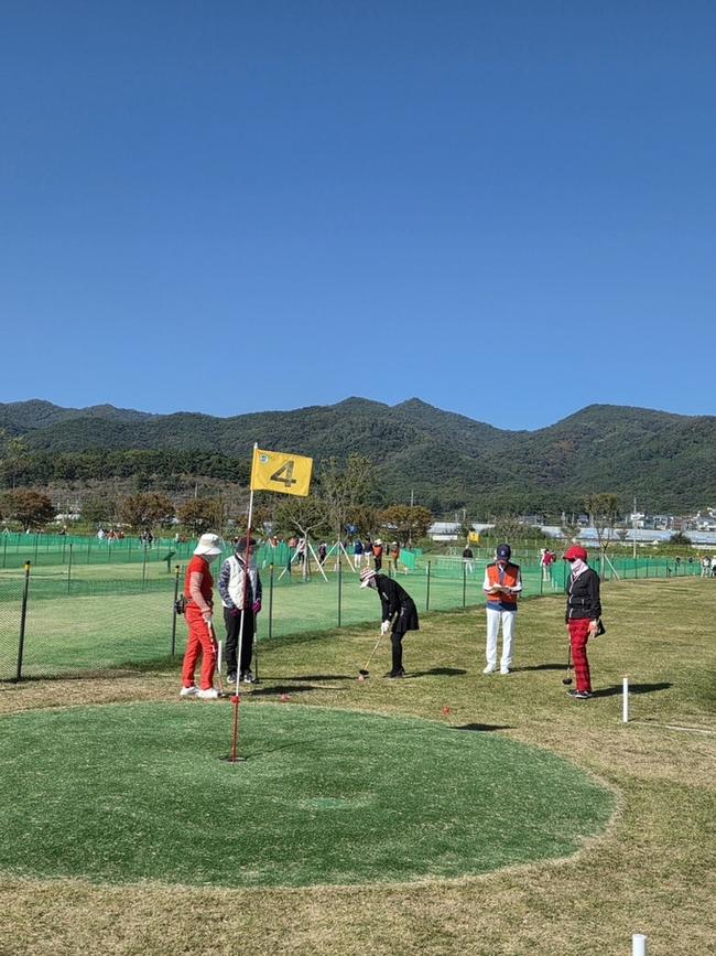 ▲ ‘제7회 경산시장배 파크골프 대회’가 지난 27일 경산하양물빛파크골프장에서 개최됐다. 경산시.