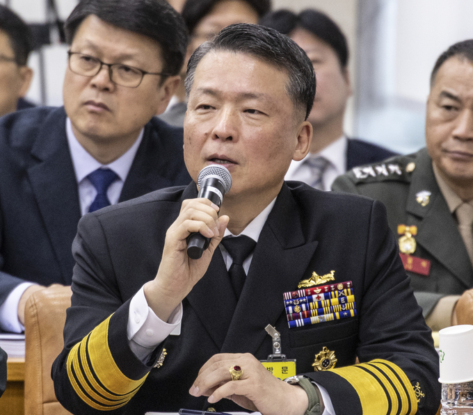 ▲ 강동길 해군참모총장이 30일 국회에서 열린 국방위원회 2025년도 종합 국정감사에 출석해 한미 정상회담에서 논의된 핵추진 잠수함 건조와 관련한 의원 질의에 답하고 있다. 연합
