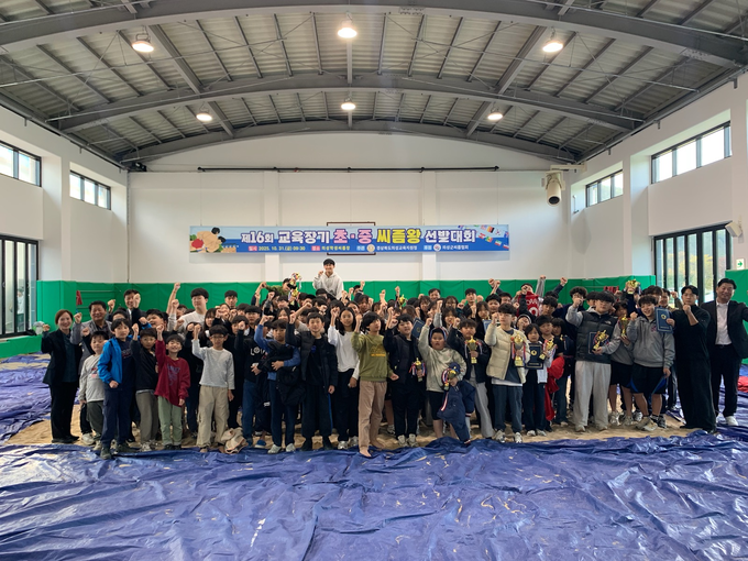 ▲ 참가 학생들과 지도교사들이 10월 31일 의성학생씨름장에서 열린 ‘제16회 교육장기 초·중 씨름왕 선발대회’를 마친 뒤 기념촬영을 하며 선전을 다짐하고 있다. 의성교육지원청