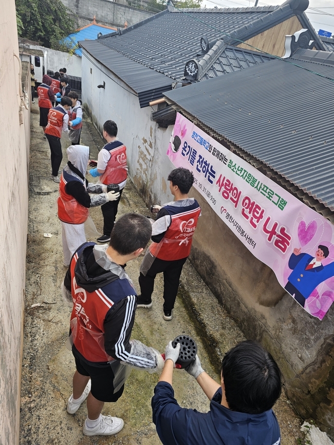 ▲ 지난달 31일 영천고 학생들이 직접  연탄을 나르는 봉사를 펼치고 있다. 영천시 제공