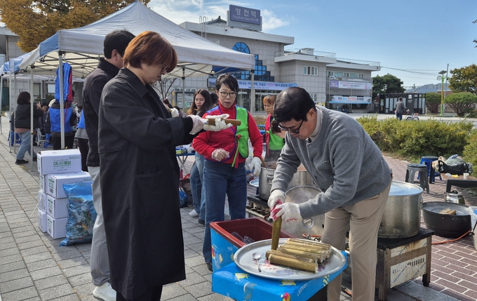 ▲ 영천스타사랑봉사단이 지난달 31일 영천역을 찾는 시민들에게 대나무통밥을 나눠주며 따뜻한 나눔을 실천하고 있다. 영천시 제공