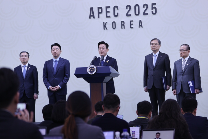 ▲ 이재명 대통령이 1일 오후 경북 경주 국제미디어센터(IMC)에서 아시아태평양경제협력체(APEC)정상회의 기자회견에서 발언하고 있다.김영환 기자 yhk@kyongbuk.com