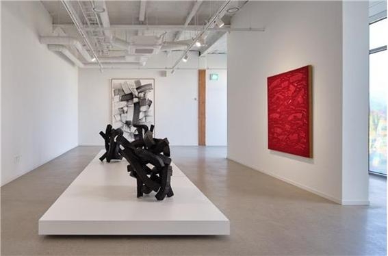 ▲ APEC을 기념해 지난달 28일부터 11월 9일까지 경주 플레이스씨에서 열리는특별기획전 ‘판타스틱 오디너리’에 전시된 하종현작가의 작품 모습. 숨프로젝트