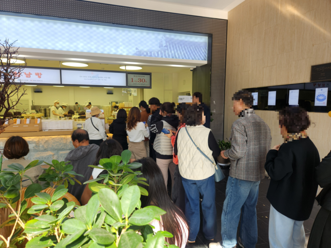 ▲ 2일 오후 경주 황리단길 황남빵 매장 앞에 1시간 넘는 대기줄이 형성됐다.서의수 기자