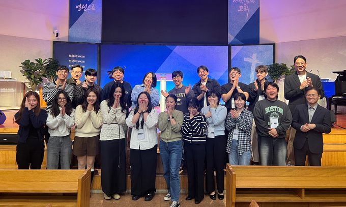 ▲ 청년회전국연합회가 1일 제주법환교회에서 ‘주님만이 영원한 왕이십니다’를 주제로 ‘종교개혁일 권역별 연합예배’를 개최 후 기념촬영을 하고 있다.