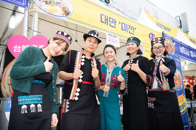 ▲ 2024 라면축제에 참가한 대만 요리사들이 단체기념촬영 하고있다.