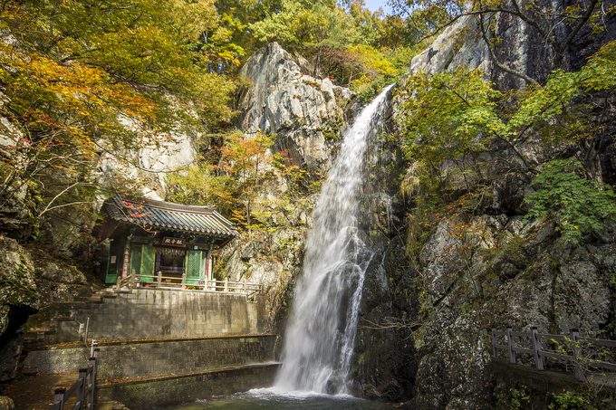▲ ‘홍룡폭포는 양산시 상북면 홍룡사 경내에 있으며, ‘양산 8경’ 중 한 곳이다. 천성산 숲을 배경으로 절벽을 타고 떨어지는 물보라에 오색 무지개가 뜬다고 해 무지개 홍(虹)자를 써서 무지개 폭포라고 불린다. 폭포 옆 절벽 아래에는 관음전이 있으며, 폭포를 바라보는 모습의 견보살상이 독특한 문화재로 알려져 있다. 서영기 객원기자