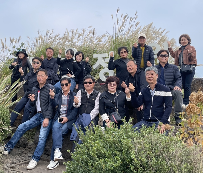 ▲ 조인제 회장을 비롯한 조직 간부들이 “동백꽃 작은언덕길”에서 기념촬영을 하고 있다.