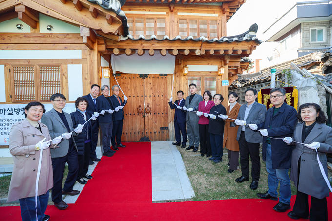 ▲ 대구 중구 한옥마을 공유공간에 ‘방앗간 마실’이 문을 열었다.  3일 중구시니어클럽의 주관으로 열린 개소식에서 참석 내빈들이 방앗간 개소를 함께 기념하고 있다. 중구청 제공
