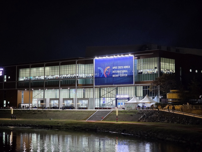 ▲ 아시아태평양경제협력체(APEC) 정상회의장으로 사용된 경주 화백컨벤션센터에 불이 환하게 켜져 있다. 경북일보 DB
