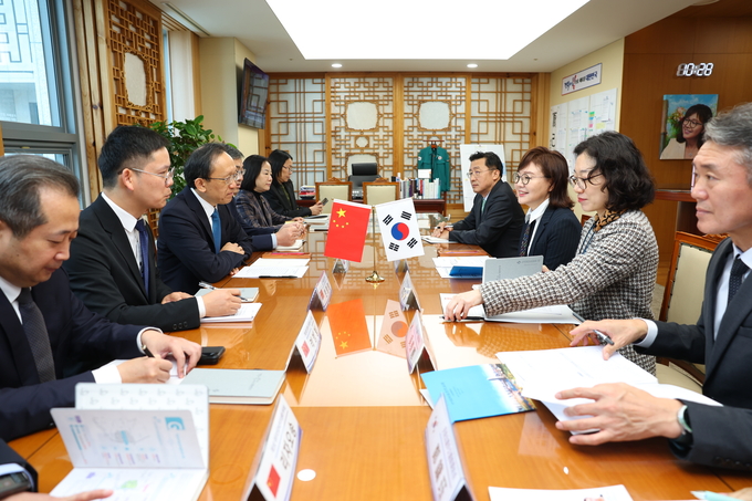 ▲ 6일 경북도를 방문한 리타오 허난성 부성장 일행이 양금희 경제부지사를 비롯한 경북도 관계자와 만나 다방면의 교류 확대 방안을 논의하고 있다.
