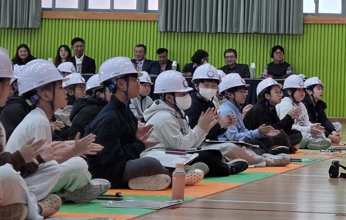 ▲ 안전골든벨 참가 학생들이 문제풀이에 앞서 공연을 보며 긴장을 풀고 있다. 권오석 기자