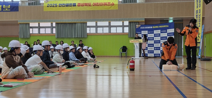 ▲ 김수빈 영천소방서 소방교가 안전골든벨에 앞서 심폐소생술 교육을 하고 있다. 권오석 기자