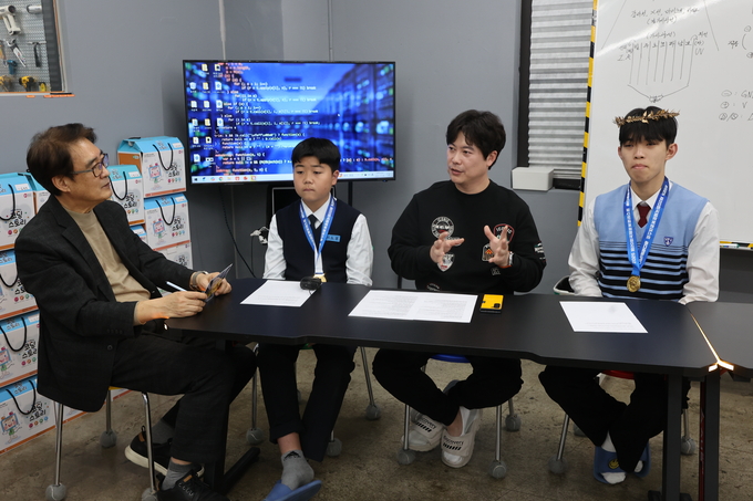 ▲ 경북일보TV ‘만나GO’ 프로그램이 5일 오후 대구 북구 복현동 로봇창의융합학원에서 녹화되고 있다. 왼쪽부터 임한순 진행자, 청구중 1년 이도경, 이준혁 지도강사, 경상고 1년 박원빈. 김영환 기자 yhk@kyongbuk.com