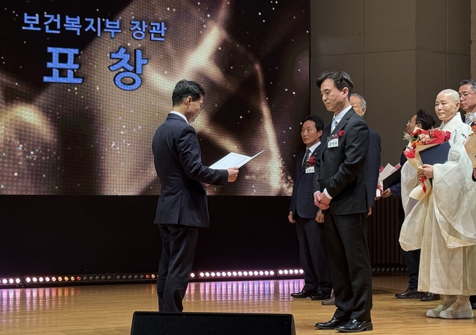 ▲ 6일 서울 KBS아트홀에서 열린 ‘제14회 대한민국 나눔국민대상’ 시상식에서 강석우 한의원 원장이 보건복지부장관상을 수상하고 있다.