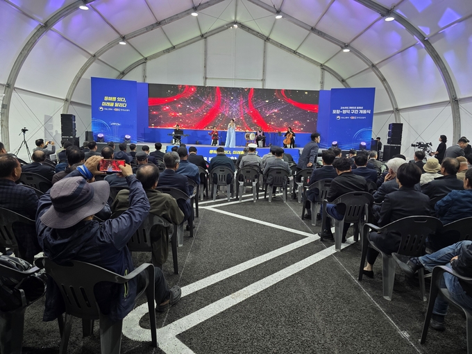 ▲ 포항~영덕 고속도로 개통식이 7일 오후 2시 포항휴게소(포항 방면)에서 열리고 있다. 황재승 기자