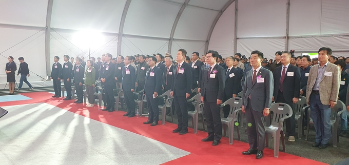 ▲ 7일 포항휴게소에서 열린 포항-영덕 고속도로 개통식에 참석한 관계자와 시민들. 황영우 기자