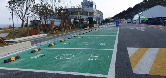 ▲ 7일 포항휴게소에 별도 설치된 전기자동차 완속 충전 주차면. 황영우 기자