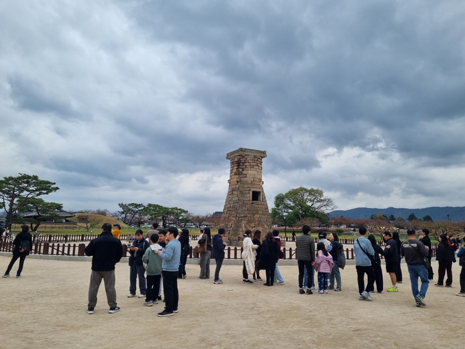 ▲ 주말인 8일 경주 첨성대를 찾은 가족단위 관광객과 시민들이 사진 촬영을 하면서 즐거운 모습을 보이고 있다. 황기환 기자