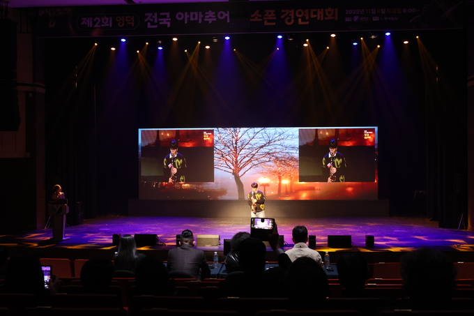 ▲ 제2회 영덕 전국아마추어 색소폰 경연대회가 8일 영덕군 예주문화예술회관에서 열린 가운데 참가자의 연주가 펼쳐지고 있다.김영환 기자 yhk@kyongbuk.com