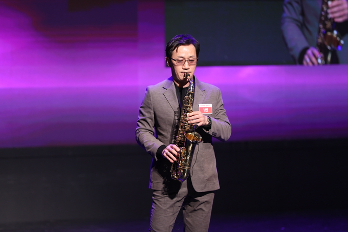 ▲ 제2회 영덕 전국아마추어 색소폰 경연대회가 8일 영덕군 예주문화예술회관에서 열린 가운데 참가자의 연주가 펼쳐지고 있다.김영환 기자 yhk@kyongbuk.com