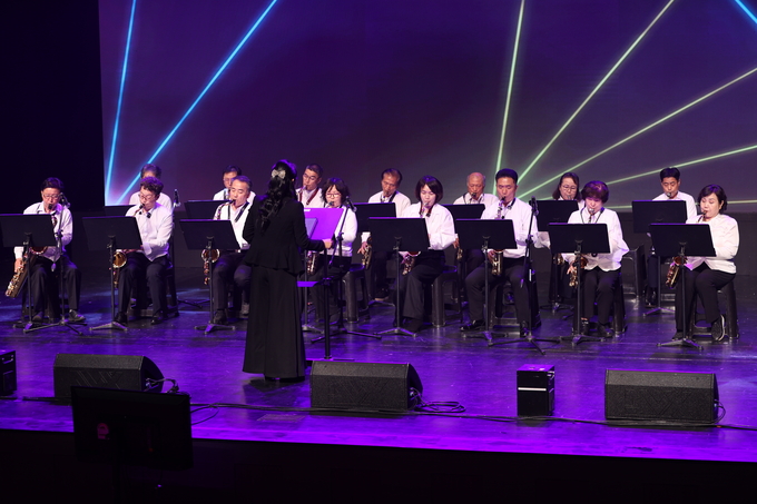 ▲ 제2회 영덕 전국아마추어 색소폰 경연대회가 8일 영덕군 예주문화예술회관에서 열린 가운데 참가자들의 경연이 펼쳐지고 있다.김영환 기자 yhk@kyongbuk.com