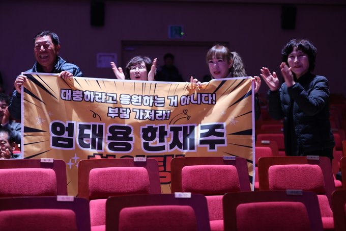 ▲ 제2회 영덕 전국아마추어 색소폰 경연대회가 8일 영덕군 예주문화예술회관에서 열린 가운데 관객들이 응원을 하고 있다.김영환 기자 yhk@kyongbuk.com