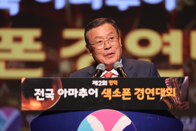 ▲ 제2회 영덕 전국아마추어 색소폰 경연대회가 8일 영덕군 예주문화예술회관에서 열린 가운데 한국선 경북일보 사장이 인사말을 하고 있다.김영환 기자 yhk@kyongbuk.com