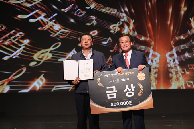 ▲ 제2회 영덕 전국아마추어 색소폰 경연대회가 8일 영덕군 예주문화예술회관에서 열린 가운데 금상 시상이 진행되고 있다.김영환 기자 yhk@kyongbuk.com