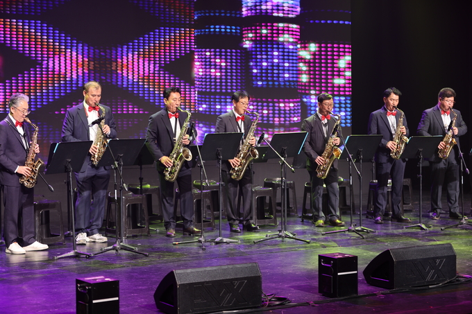 ▲ 제2회 영덕 전국아마추어 색소폰 경연대회가 8일 영덕군 예주문화예술회관에서 열린 가운데 참가자들의 경연이 펼쳐지고 있다.김영환 기자 yhk@kyongbuk.com