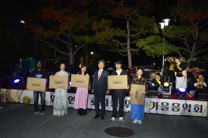 ▲ 칠곡군 왜관산업단지관리공단(이사장 박병태)은 7일 외국인근로자를 위한 가을음악회를 공단 전정에서 개최했다.