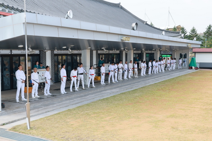 ▲ 8일 예천 무학정에서 열린 ‘예천 활 축제 기념 제16회 경북 궁도대회’에 참가한 선수들이 사대에서 대회를 준비하는 장면.예천군 제공