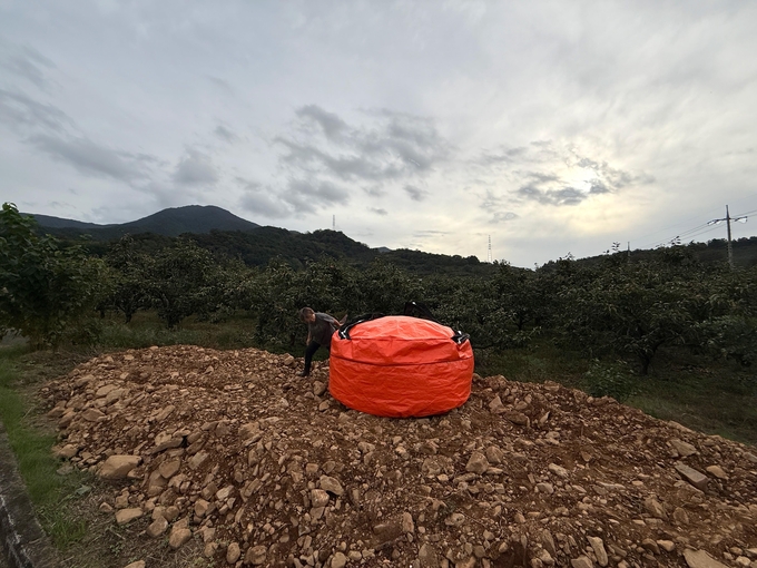 ▲ 청도군 화양읍 신봉리 마을 입구에 설치된 ‘엉덩의 의자’ 작품.