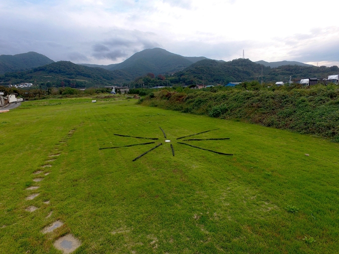 ▲ 청도읍성 서문루 인근에 설치된 작품.