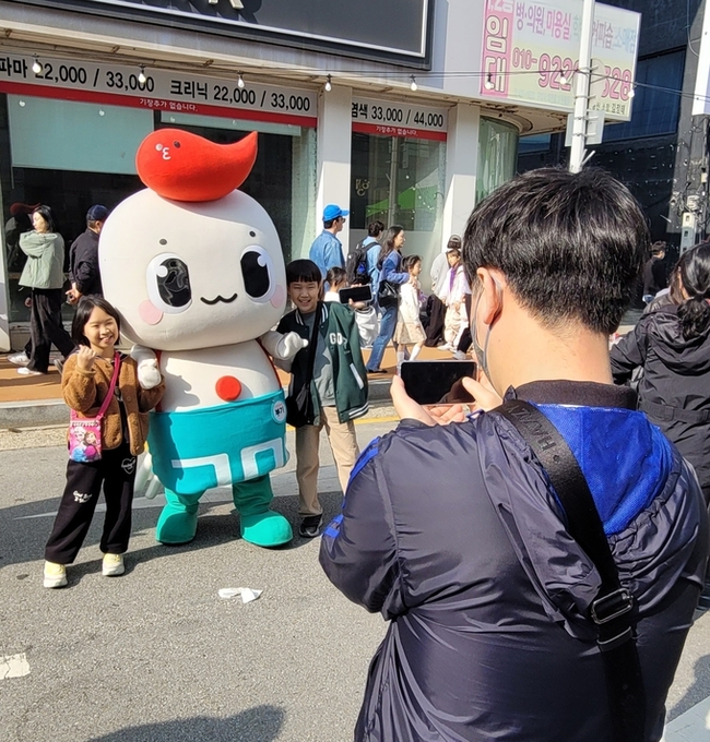 ▲ 라면축제에서 아이들의 사진을 부모가 촬영하고있다. 이봉한기자