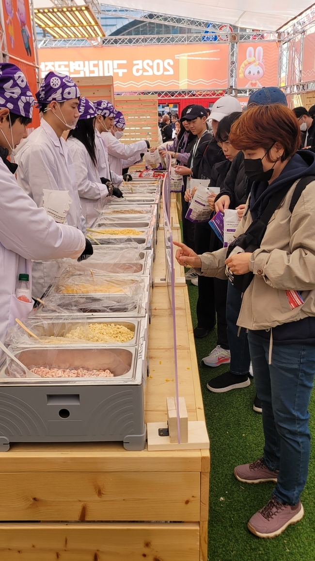 ▲ 라면스프를 마음데로 고를수 있는 라면공작소. 이봉한기자