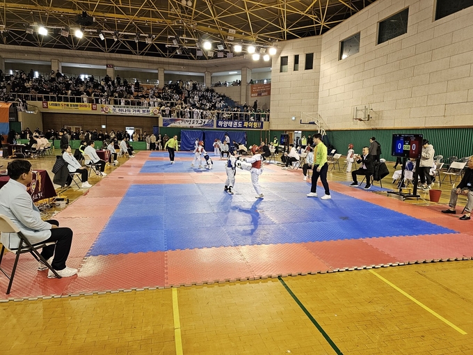 ▲ 제27회 경산시장기 태권도대회가 8일과 9일 경산실내체육관에서 개최됐다. 이번 대회는 유치부부터 일반부에 이르는 총 5개 부문에서 선수, 임원, 학부모 등 1200여 명이 참여했다. 경산시.
