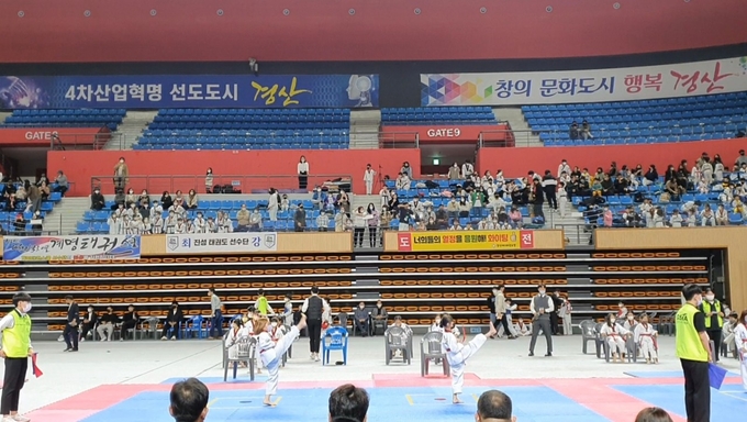 ▲ 제27회 경산시장기 태권도대회가 8일과 9일 경산실내체육관에서 개최됐다. 이번 대회는 유치부부터 일반부에 이르는 총 5개 부문에서 선수, 임원, 학부모 등 1200여 명이 참여했다. 경산시.