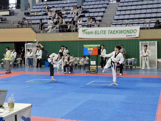 ▲ 제27회 경산시장기 태권도대회가 8일과 9일 경산실내체육관에서 개최됐다. 이번 대회는 유치부부터 일반부에 이르는 총 5개 부문에서 선수, 임원, 학부모 등 1200여 명이 참여했다. 경산시.