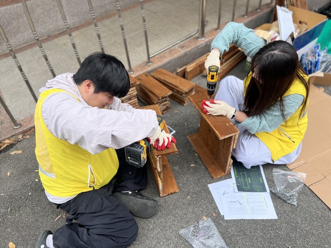 ▲ ‘세상에 전하고 싶은 따뜻한 온기와 생명의 기운’을 슬로건으로 새롭게 출발한 봉사단체 ‘따숨’과 경산시자원봉사센터가 손잡고 지역 어르신들의 건강한 여가 생활과 안전을 위해 봉사활동의 폭을 넓혔다. 경산자봉.