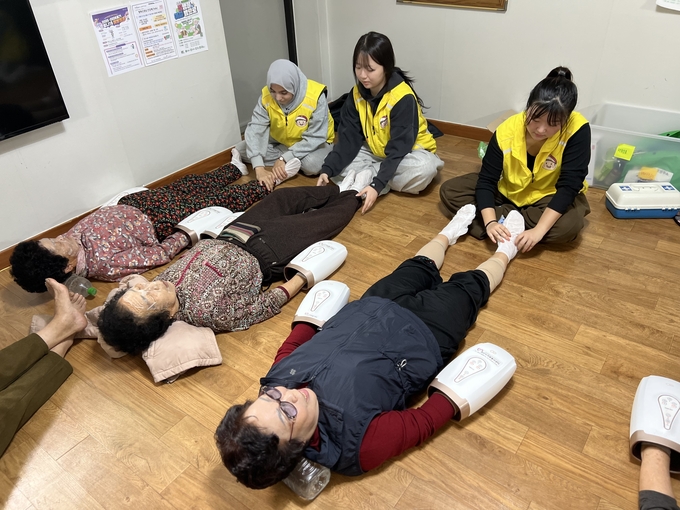 ▲ ‘세상에 전하고 싶은 따뜻한 온기와 생명의 기운’을 슬로건으로 새롭게 출발한 봉사단체 ‘따숨’과 경산시자원봉사센터가 손잡고 지역 어르신들의 건강한 여가 생활과 안전을 위해 봉사활동의 폭을 넓혔다. 경산자봉.