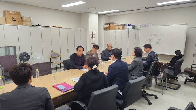 ▲ 정성현 구미부시장을 비롯한 관련 국·과장 등이 정부세종청사에서 문체부 이관표 문화기반 과장(왼쪽 첫번째)를 만나 산업화 박물관 건립 타당성을 설명하고 있다.