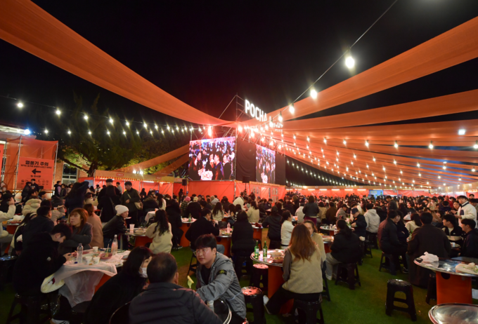 ▲ 지난해 구 경주역 앞 광장에서 열린 ‘2024 윈터포차 라이트 IN 경주’에 참가한 시민과 관광객들이 따뜻한 불빛 아래 도심 야간축제를 즐기고 있다. 경주시