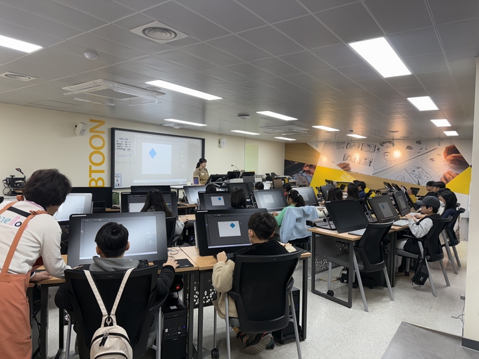 ▲ 경북교육청 남부메이커교육센터가 4차 산업혁명 시대에 요구되는 창의·융합적 역량 함양을 목표로 2학기 초등 메이커 기초반을 운영한다. 2학기 초등 메이커 기초반 운영. 경산교육지원청.