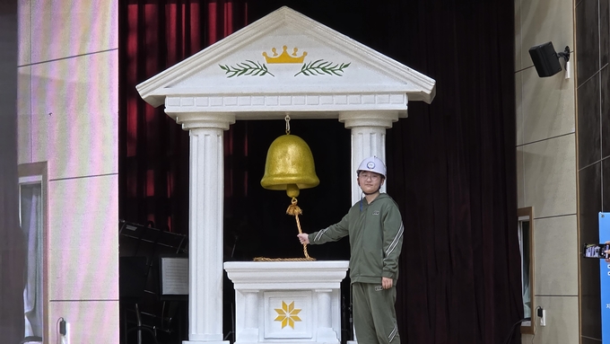 ▲ 경동초등학교 6학년 이강민 학생이  10일 대구 동산초등학교 강당에서 열린 ‘2025 안전골든벨 대구광역시 어린이퀴즈쇼 동부예선’에서 금상을 받고 안전 골든벨을 울리고 있다. 김산호 기자